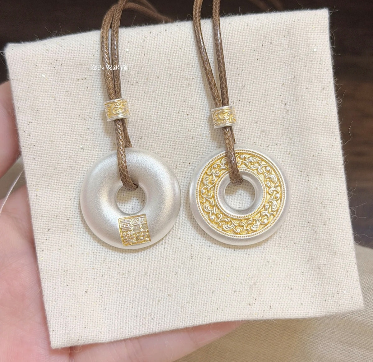 New Chinese Style Gold-Detailed Peace & Joy Pendant with Winding Grass Pattern, Minimalist Luxury National Style Jewelry
