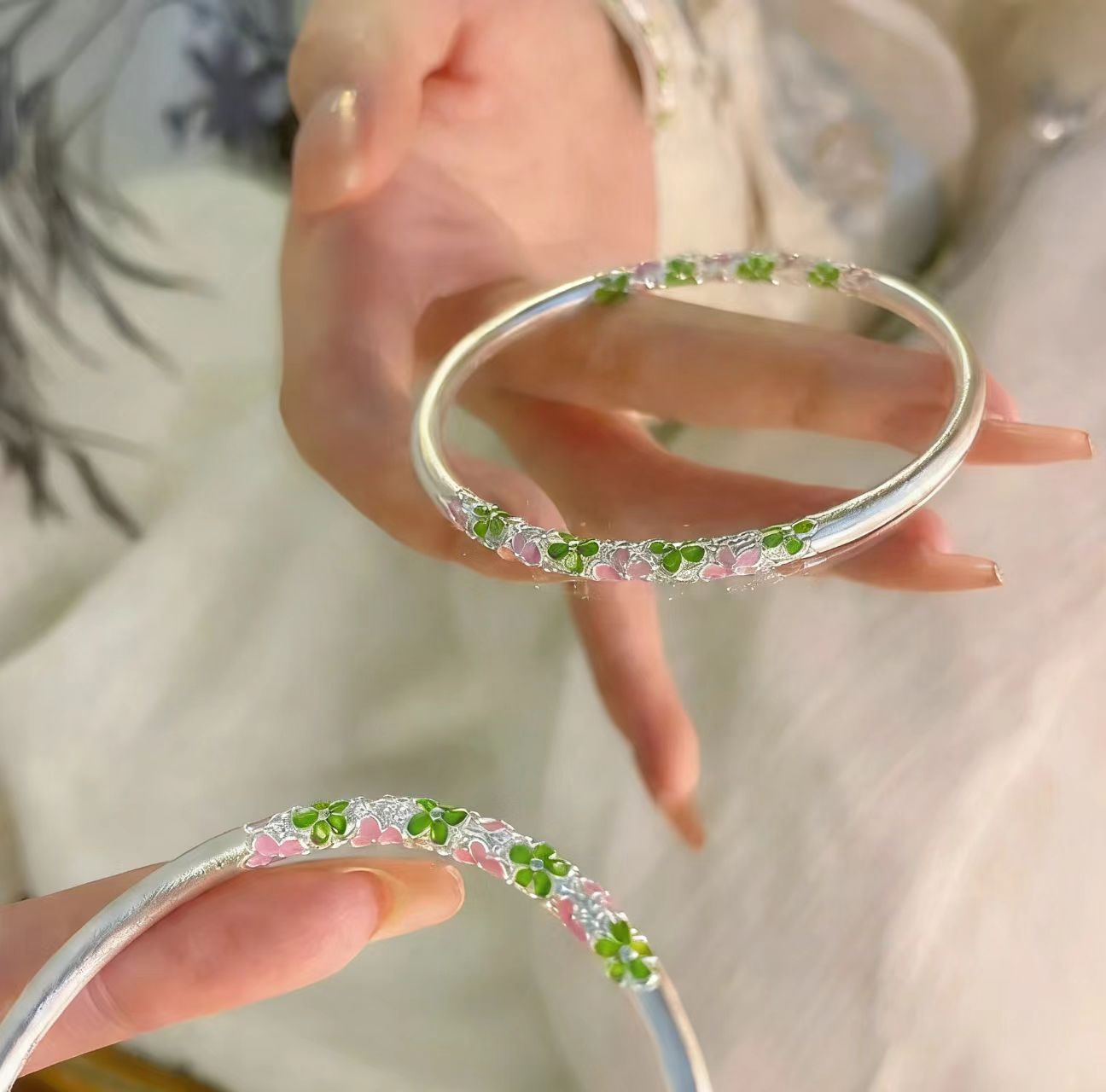 珐琅梅花闭口手镯颜色靓丽精致百搭款