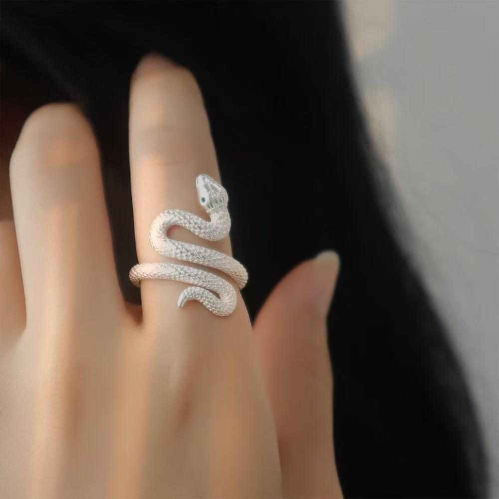 The snake-shaped split ring is perfect for fashionable accessorizing and an essential gift for special occasions