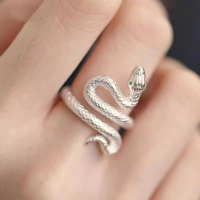 The snake-shaped split ring is perfect for fashionable accessorizing and an essential gift for special occasions