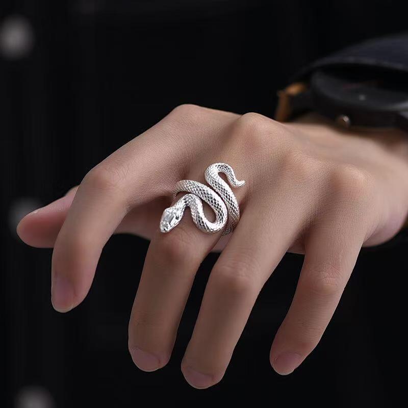 The snake-shaped split ring is perfect for fashionable accessorizing and an essential gift for special occasions