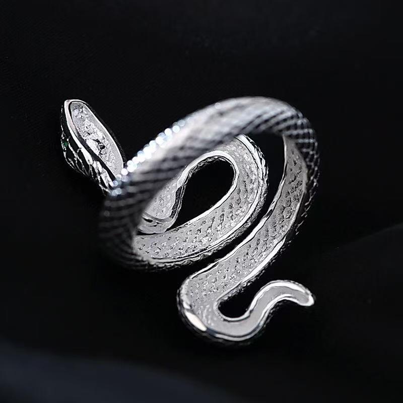 The snake-shaped split ring is perfect for fashionable accessorizing and an essential gift for special occasions