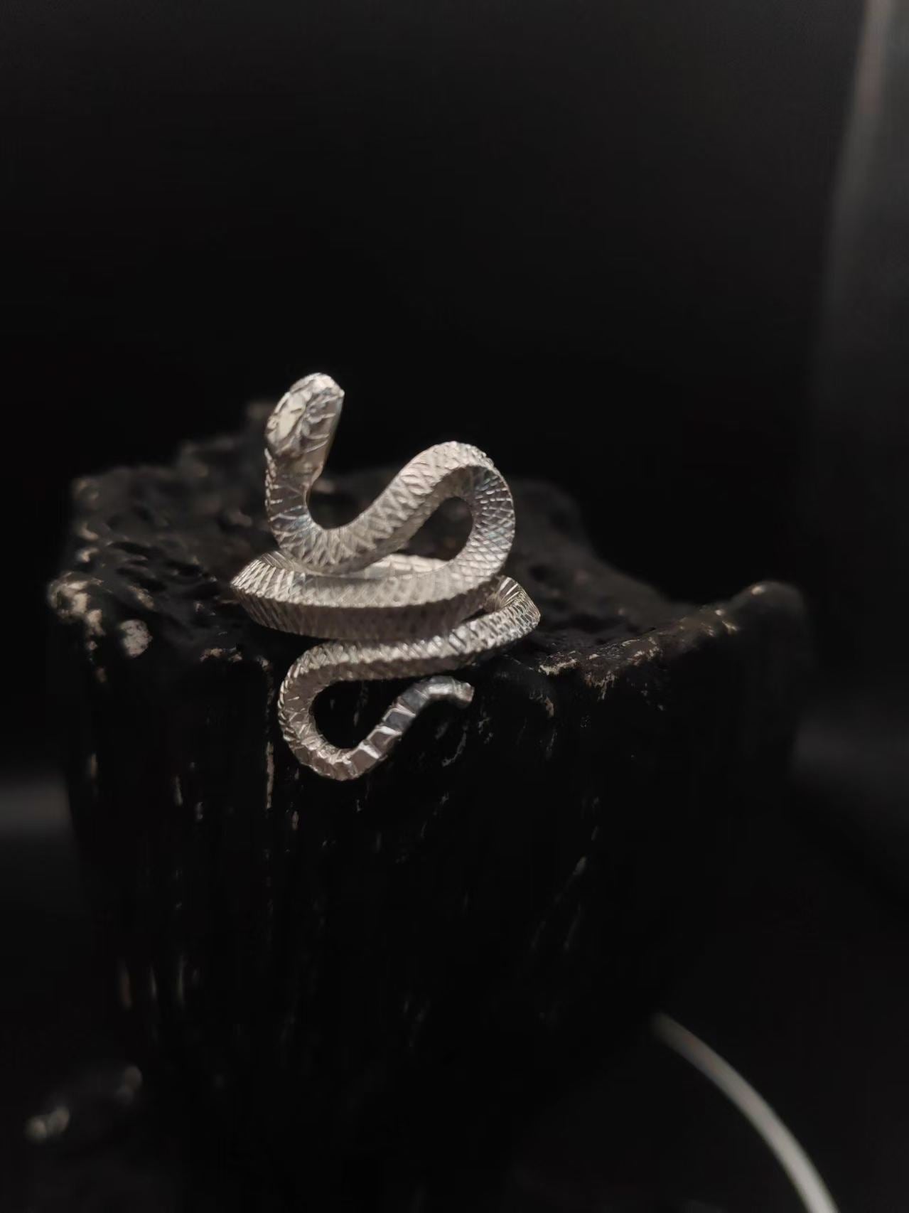 The snake-shaped split ring is perfect for fashionable accessorizing and an essential gift for special occasions