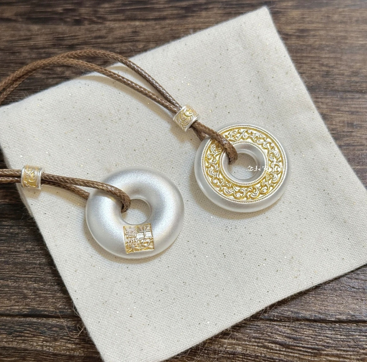 New Chinese Style Gold-Detailed Peace & Joy Pendant with Winding Grass Pattern, Minimalist Luxury National Style Jewelry