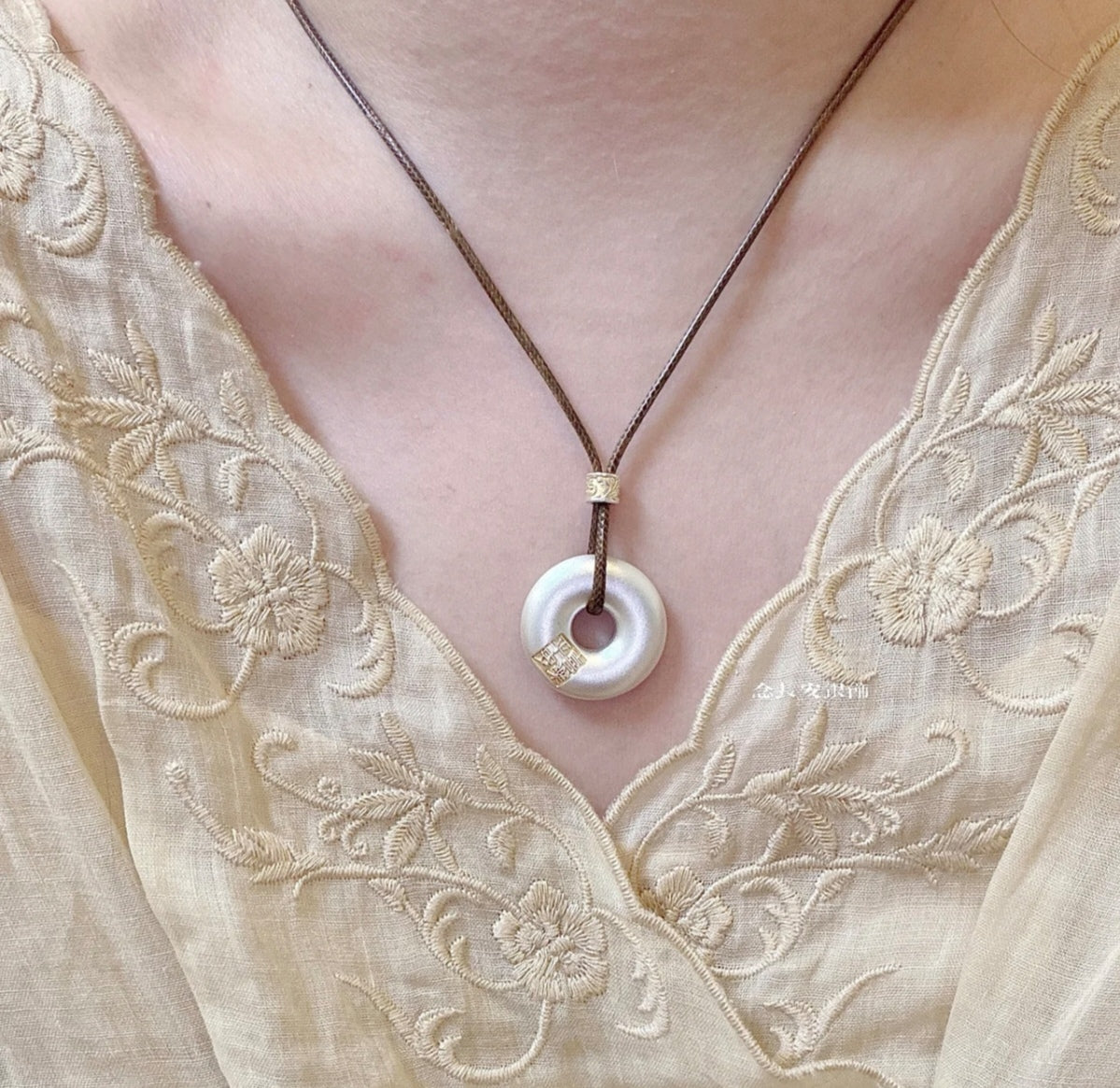 New Chinese Style Gold-Detailed Peace & Joy Pendant with Winding Grass Pattern, Minimalist Luxury National Style Jewelry